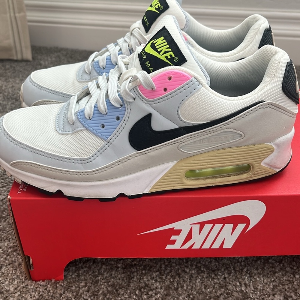 Nike air max 90
Womans size 9 - Picture 4 of 7